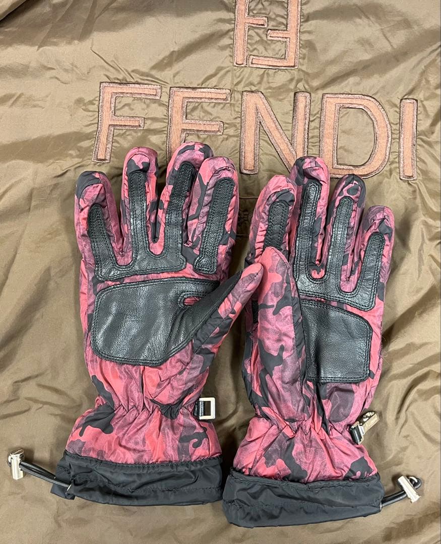PRADA プラダ 迷彩柄でバリカッコいい　手袋 現行モデル　未使用に近く美品