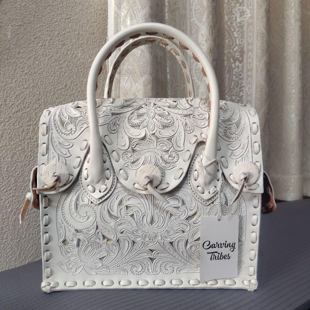 【専用です】グレイスコンチネンタル◇カービングバッグ◇白＆メタリック