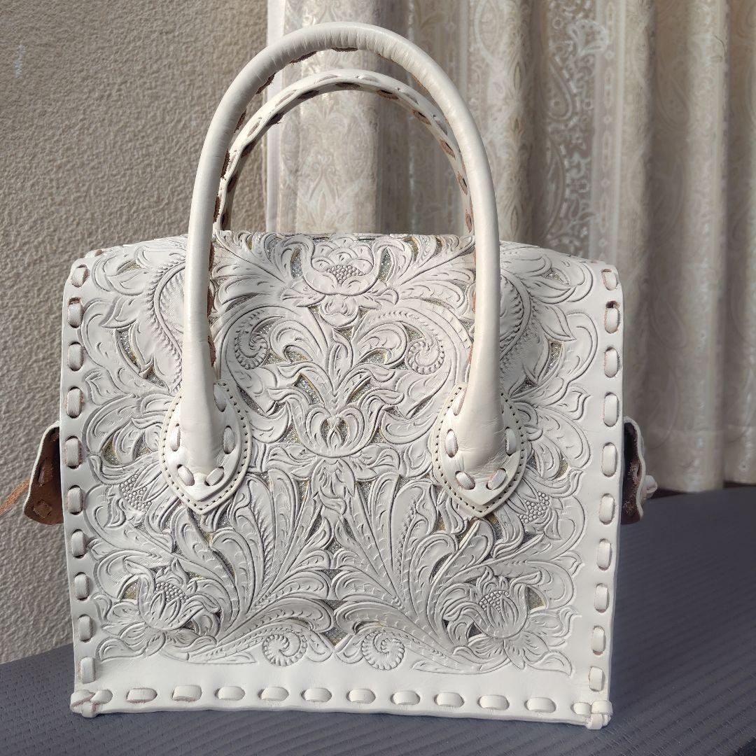 【専用です】グレイスコンチネンタル◇カービングバッグ◇白＆メタリック