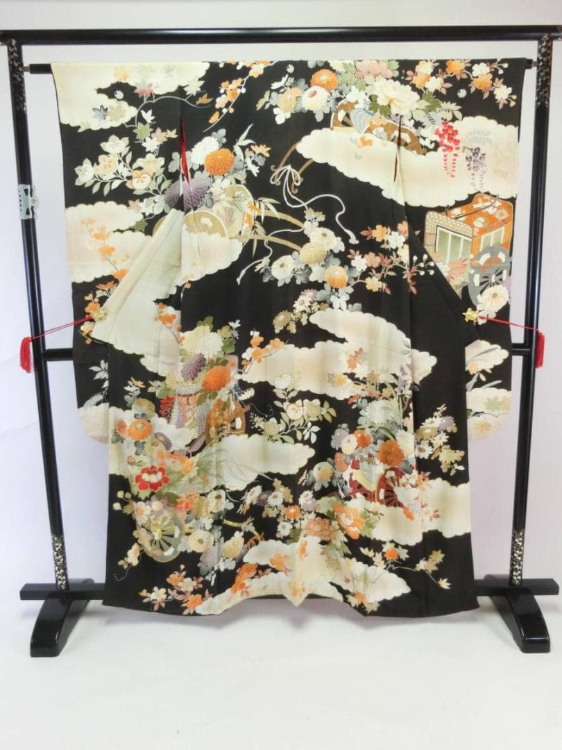 【Q4040】Ｂアンティークお仕立て上がり正絹振袖　黒地に花車模様　金糸刺繍