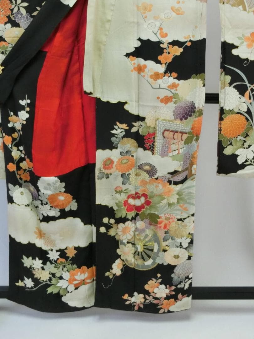 【Q4040】Ｂアンティークお仕立て上がり正絹振袖　黒地に花車模様　金糸刺繍