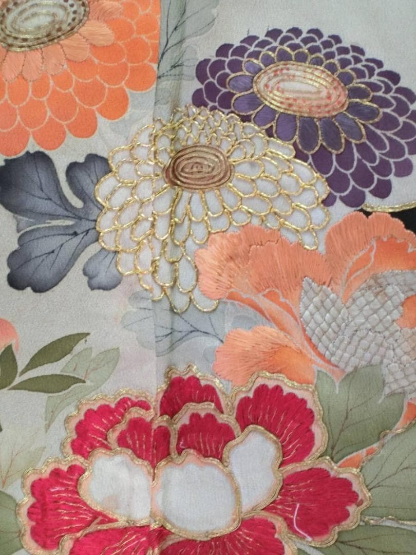 【Q4040】Ｂアンティークお仕立て上がり正絹振袖　黒地に花車模様　金糸刺繍