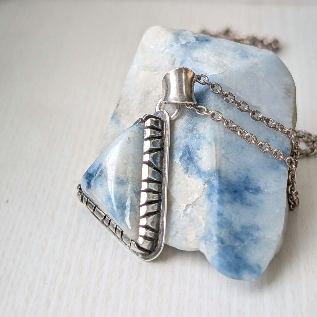 ハンドメイドの入りコン沢　ペンダントトップ　糸魚川翡翠