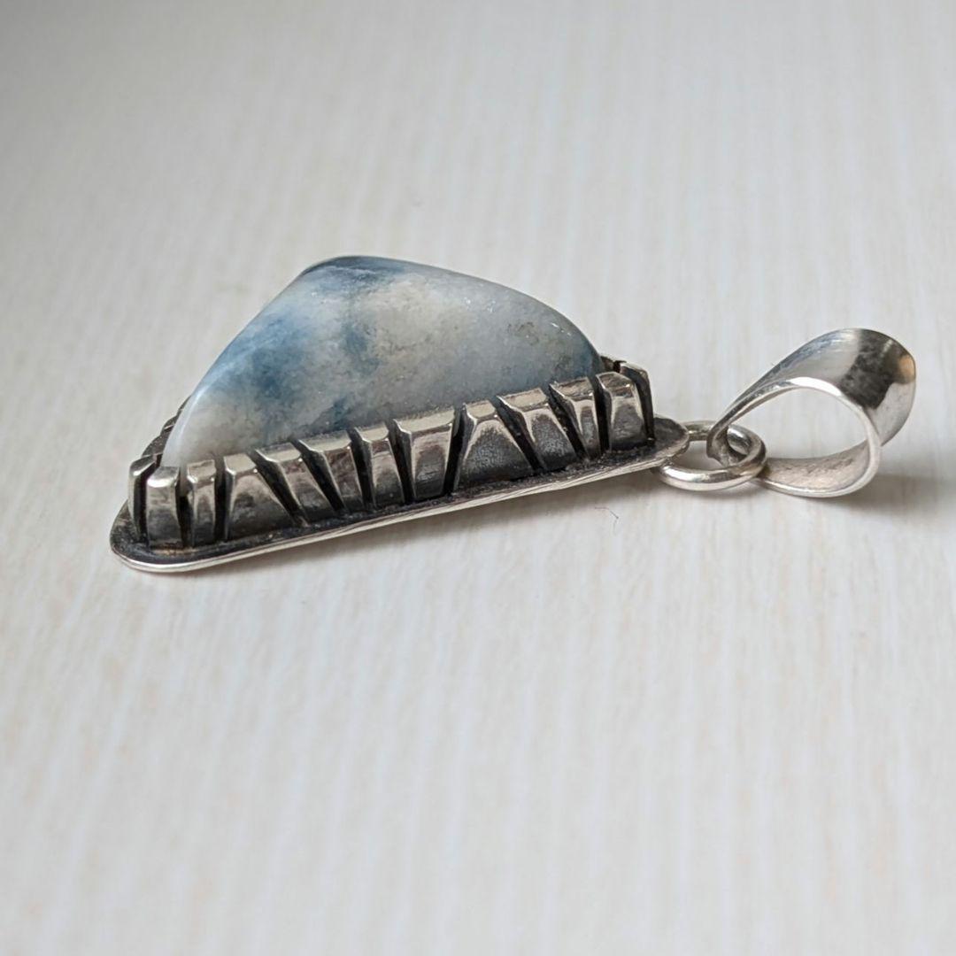 ハンドメイドの入りコン沢　ペンダントトップ　糸魚川翡翠