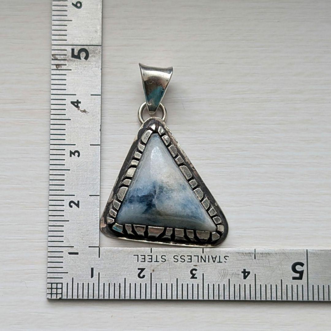 ハンドメイドの入りコン沢　ペンダントトップ　糸魚川翡翠