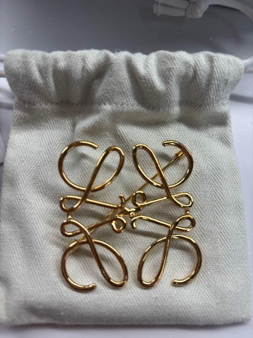 LOEWE アナグラムブローチ(メタル)ゴールド