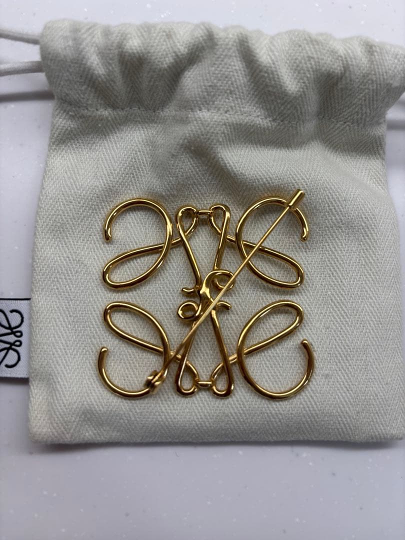 LOEWE アナグラムブローチ(メタル)ゴールド