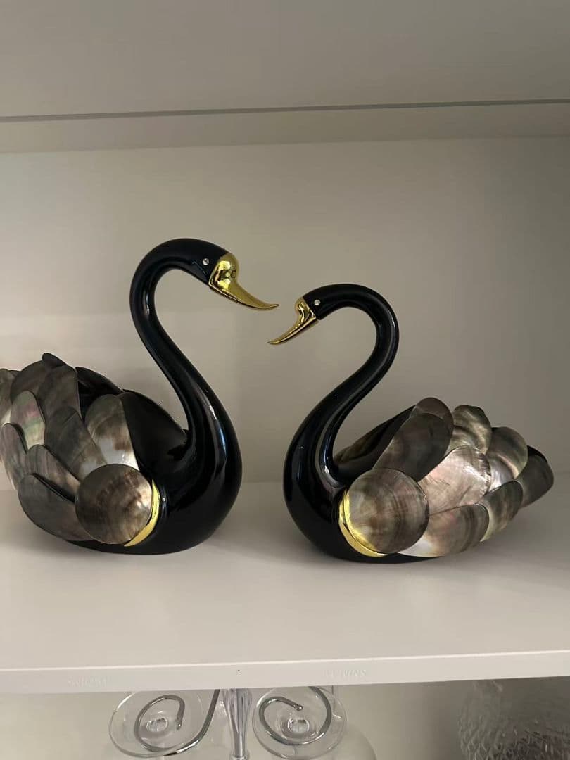 黒とシルバーの白鳥のペア