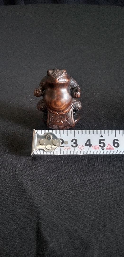 根付け、木彫カエル彫刻 約5cm ダークブラウン、重さ約23g