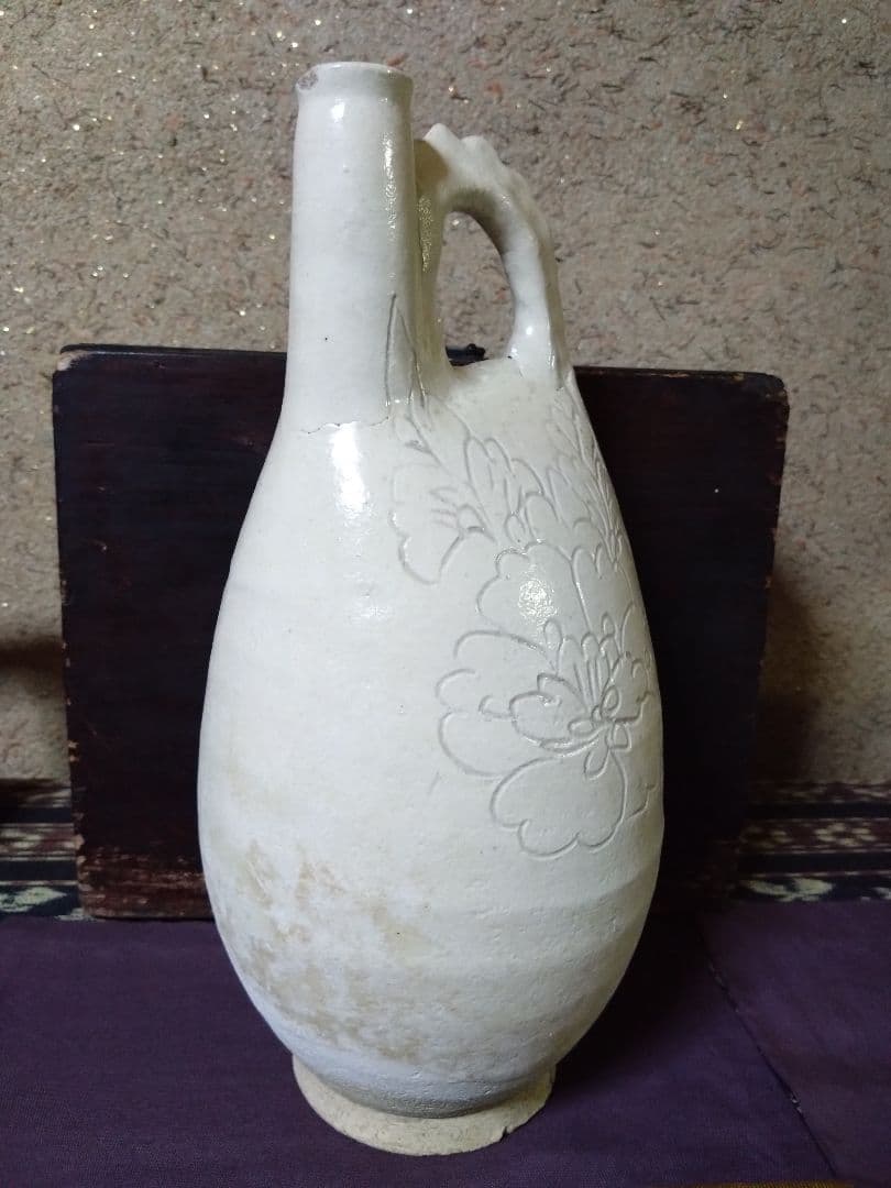 遼時代 白釉 陰刻 芍薬紋　皮嚢壺　鶏冠壺