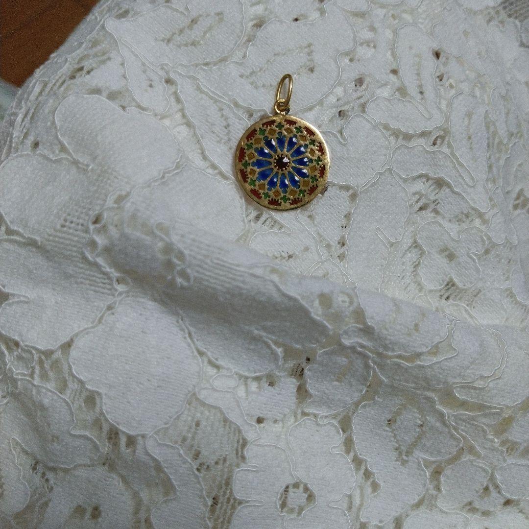 ノートルダム　大聖堂　土産　ペンダント　ステンドグラス　エマイユ　フランス　金色