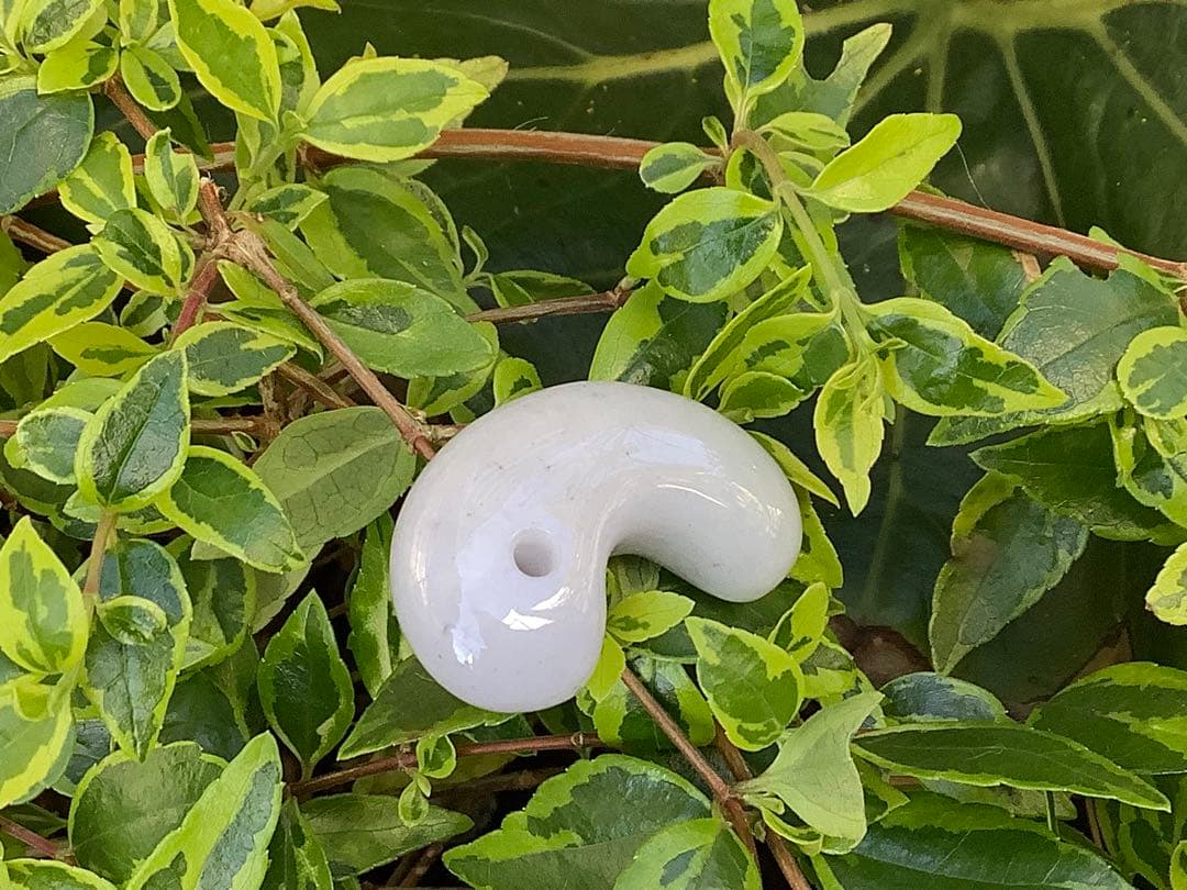 ✳小滝産　高品質*特大プレミア　糸魚川翡翠勾玉　鑑別書付　高価逸品お値引きあり‼️