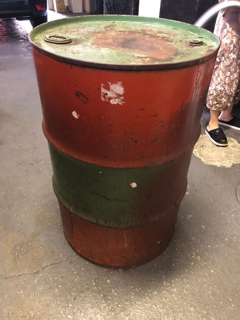 赤緑の金属製ドラム缶