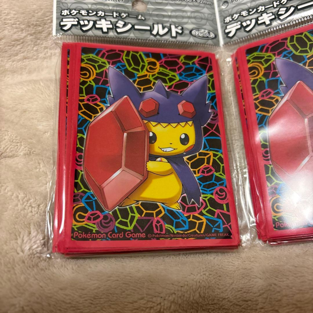 ポケモンセンター限定 デッキ　スリーブ　メガヤミラミのポンチョを着たピカチュウ