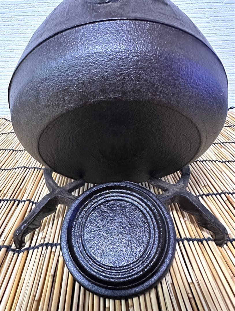 未使用、供箱等付属品付　南部盛栄堂販売 南部鉄瓶作家 及川 恒作 １５型雨地文