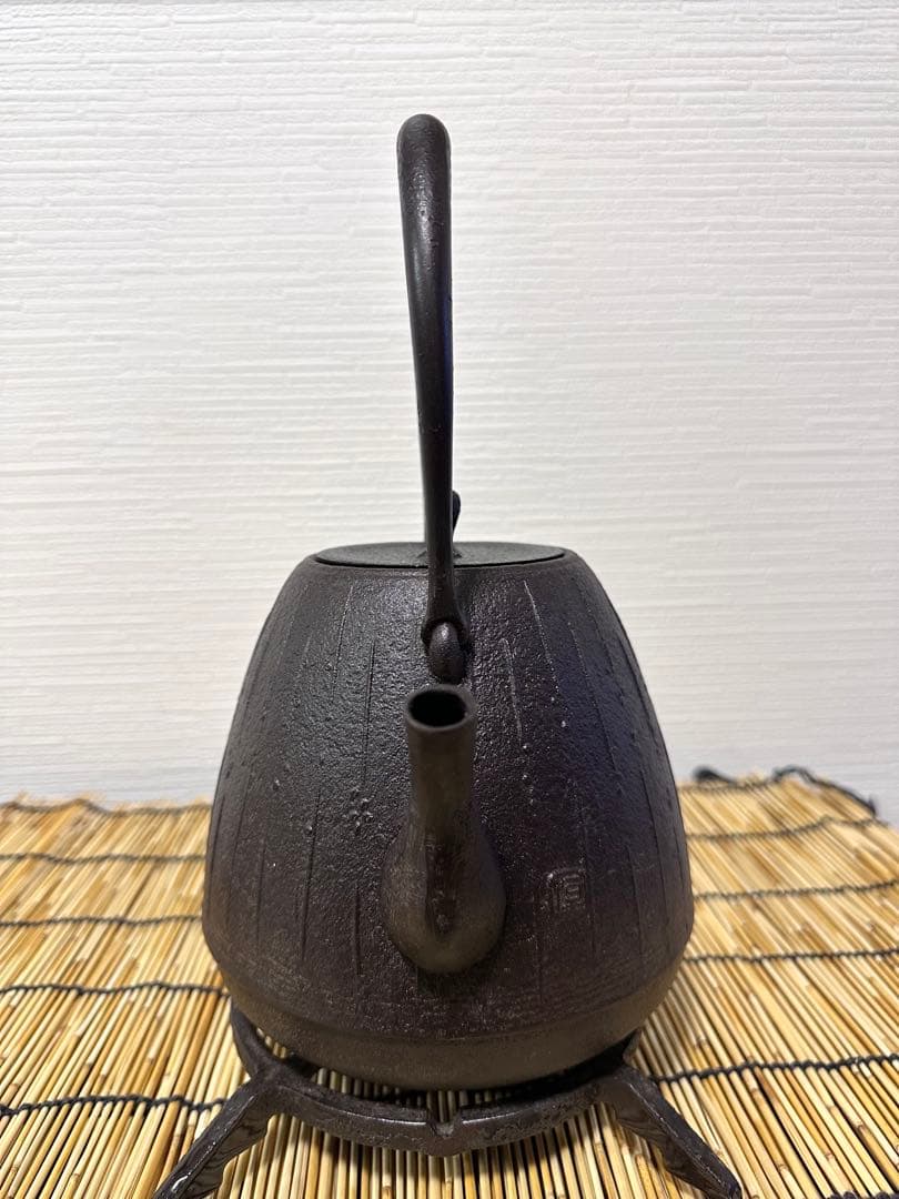 未使用、供箱等付属品付　南部盛栄堂販売 南部鉄瓶作家 及川 恒作 １５型雨地文