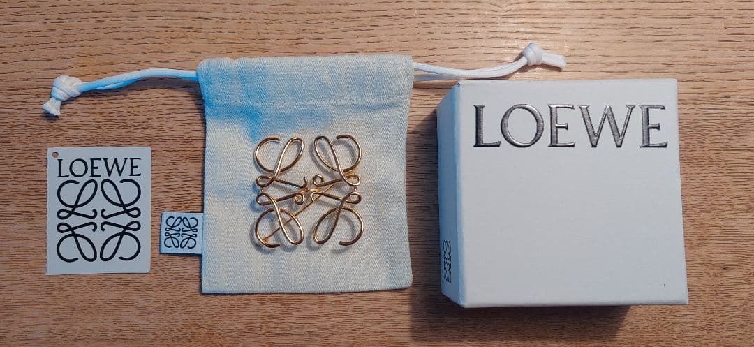 ロエベ　ブローチ　アナグラム　ゴールド　新品
