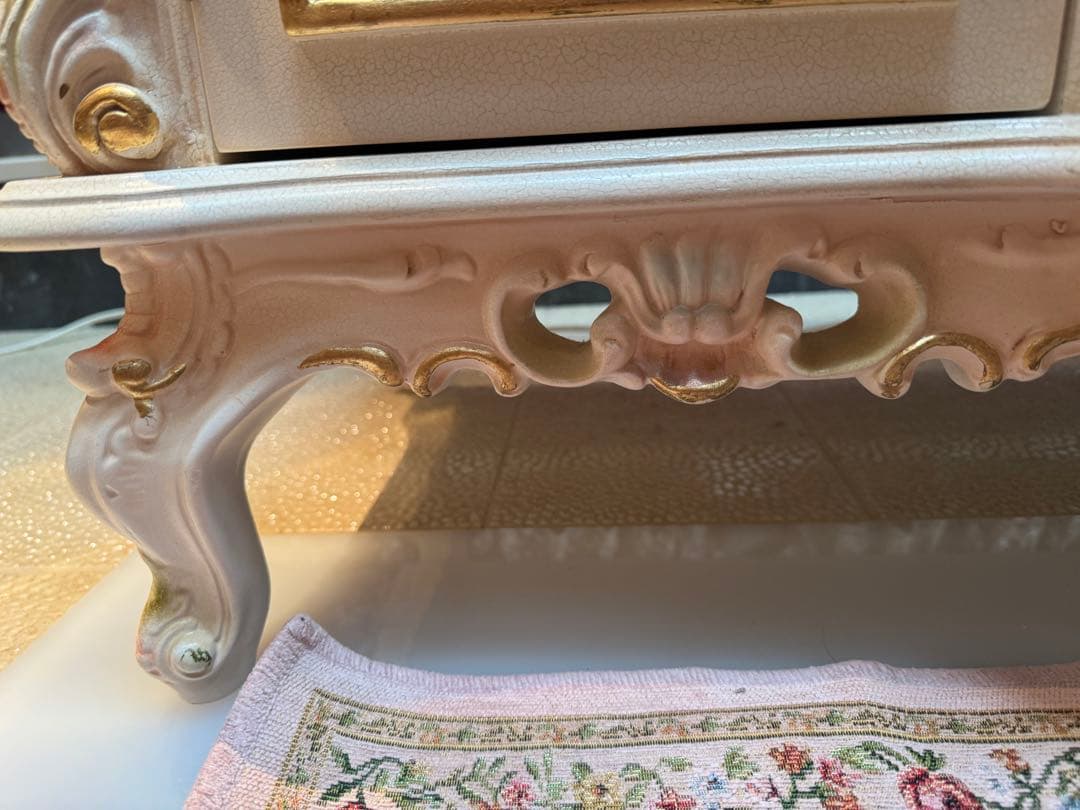 ロココ調　テレビ台