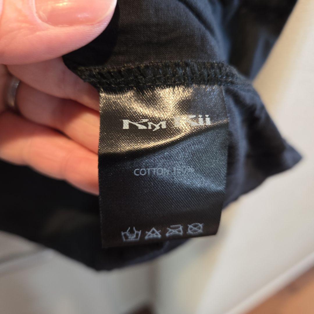 ケムリ スカルと花のグラフィックTシャツ