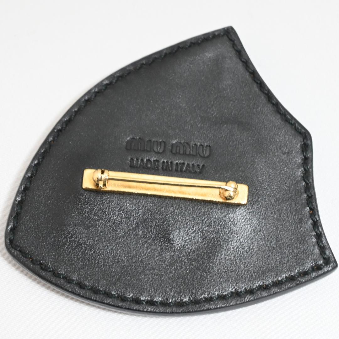 miu miu ブローチ エンブレム レザー バッジ ミュウミュウ 美品