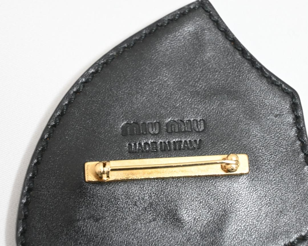 miu miu ブローチ エンブレム レザー バッジ ミュウミュウ 美品