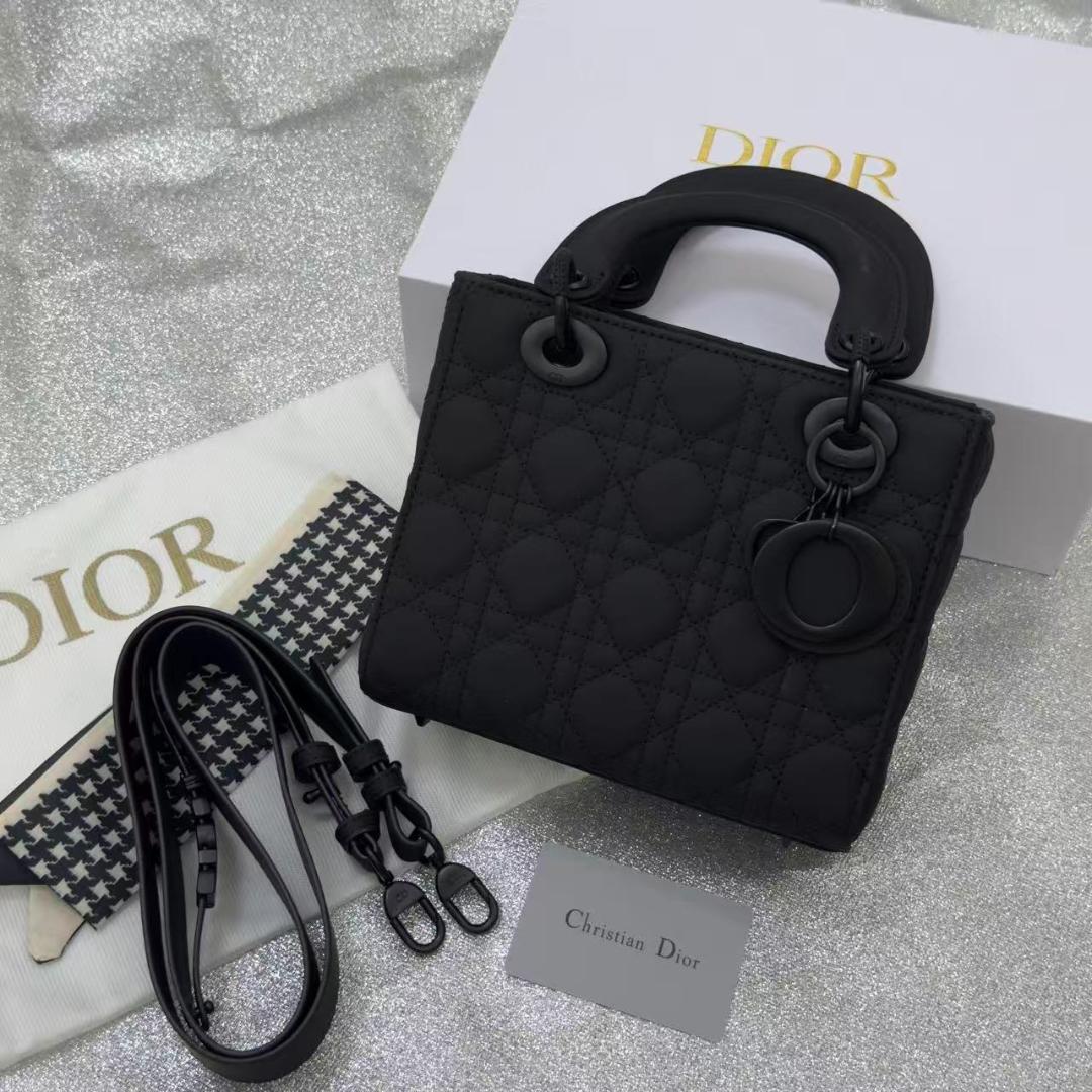 極美品 ブラックキルティングショルダーバッグ~~