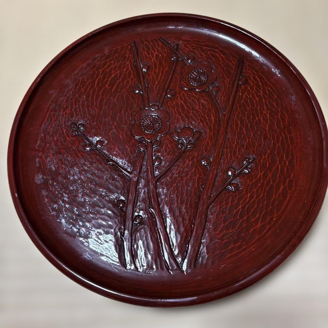 赤い鎌倉彫盆 花と枝の彫刻