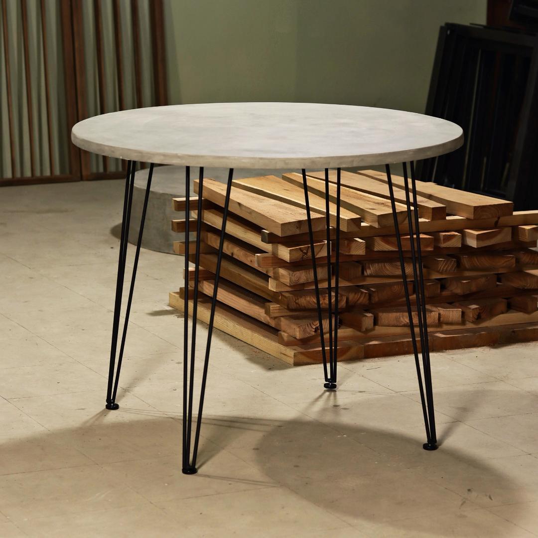 円形｜薄塗りモルタル｜ラウンドテーブル｜ライトグレー｜脚タイプ①