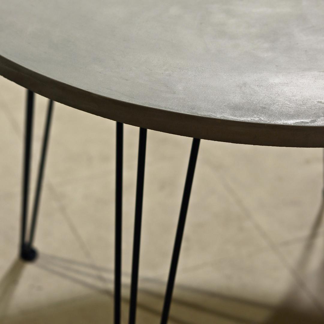 円形｜薄塗りモルタル｜ラウンドテーブル｜ライトグレー｜脚タイプ①