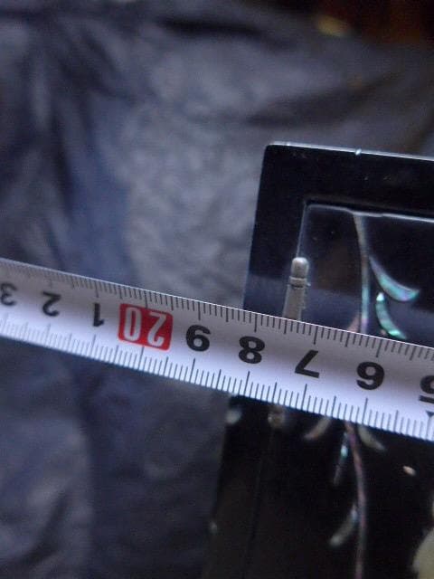 黒漆の象嵌の入った小引き出しです。韓国製です