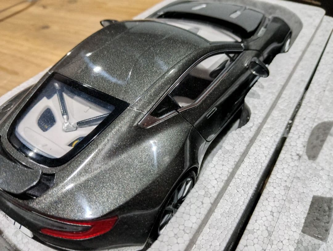 1/18 オートアート　アストンマーティン ONE-77　ミニカー　グレー