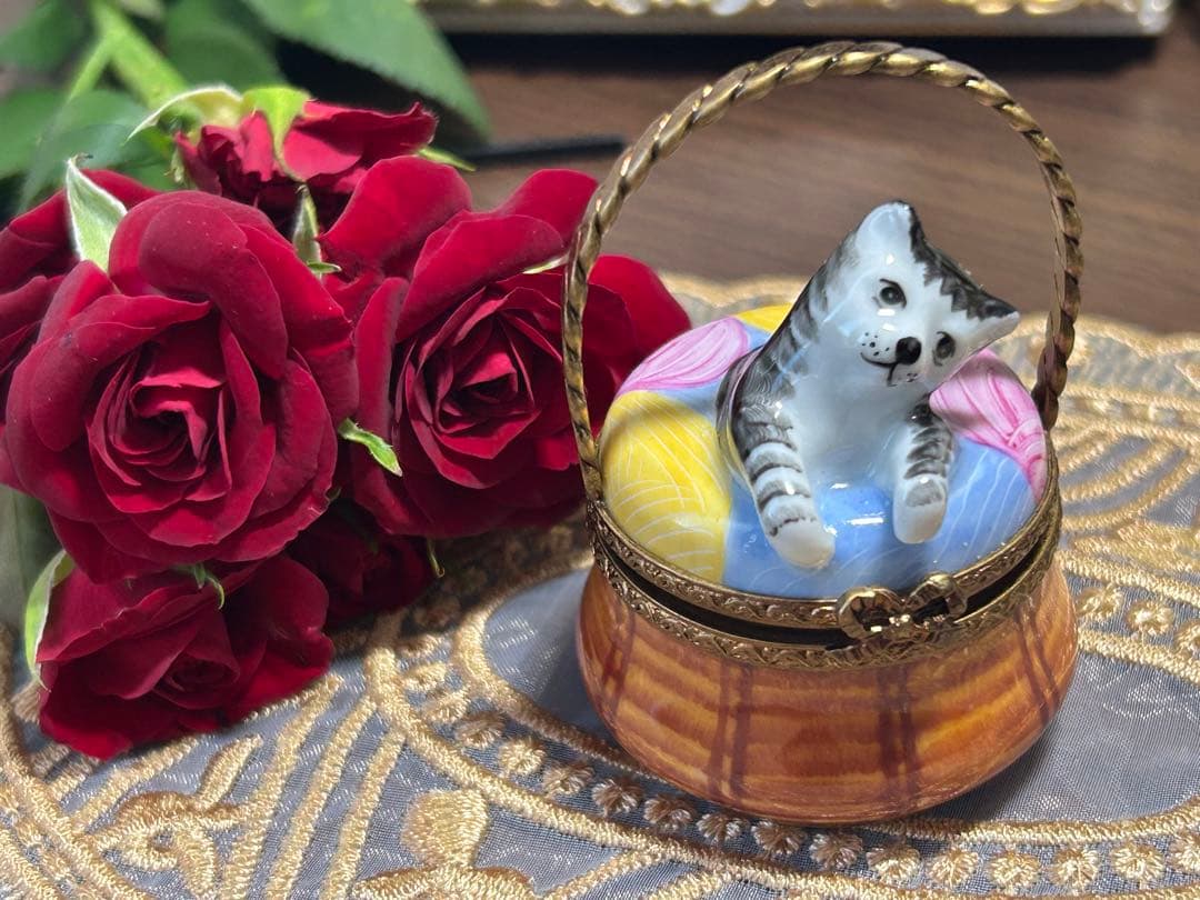 お値下げ中❣️ラスト2時間　リモージュボックス　猫ちゃん カゴの猫　小物入れ