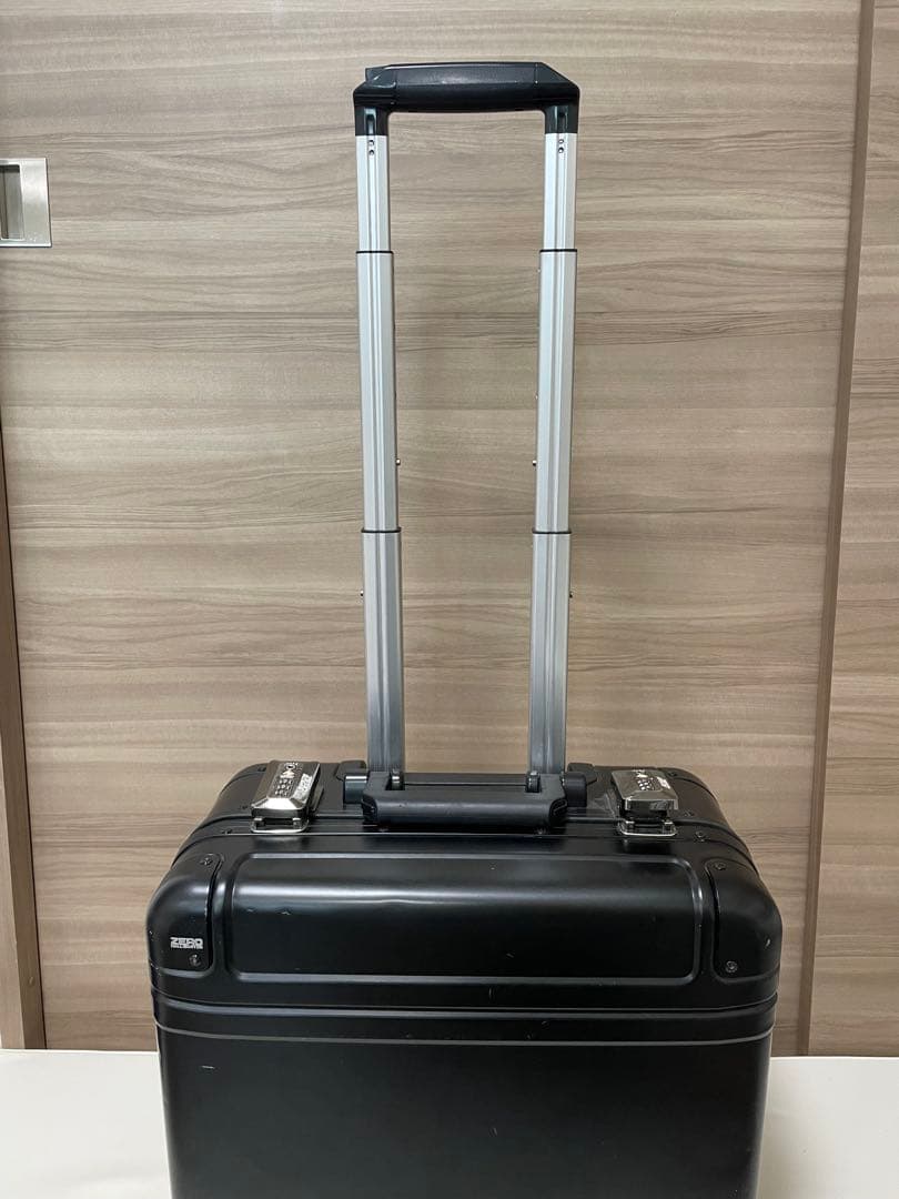 黒いキャリーケース キャスター付き