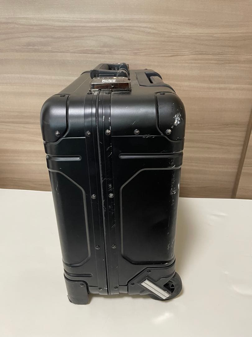 黒いキャリーケース キャスター付き