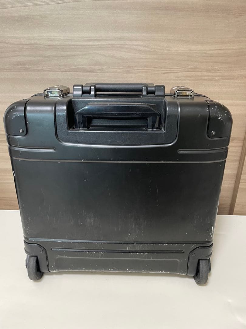 黒いキャリーケース キャスター付き