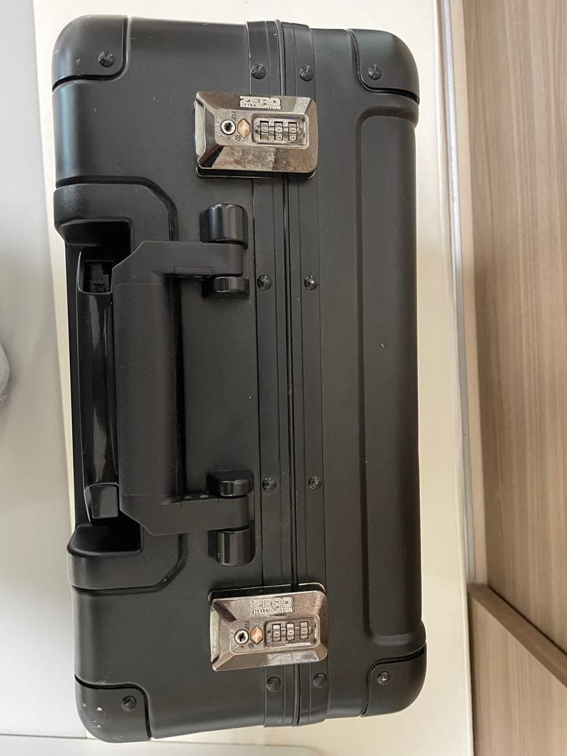 黒いキャリーケース キャスター付き