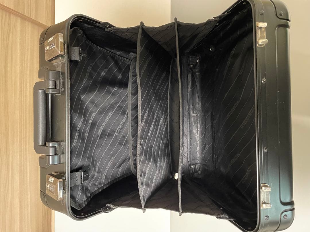 黒いキャリーケース キャスター付き