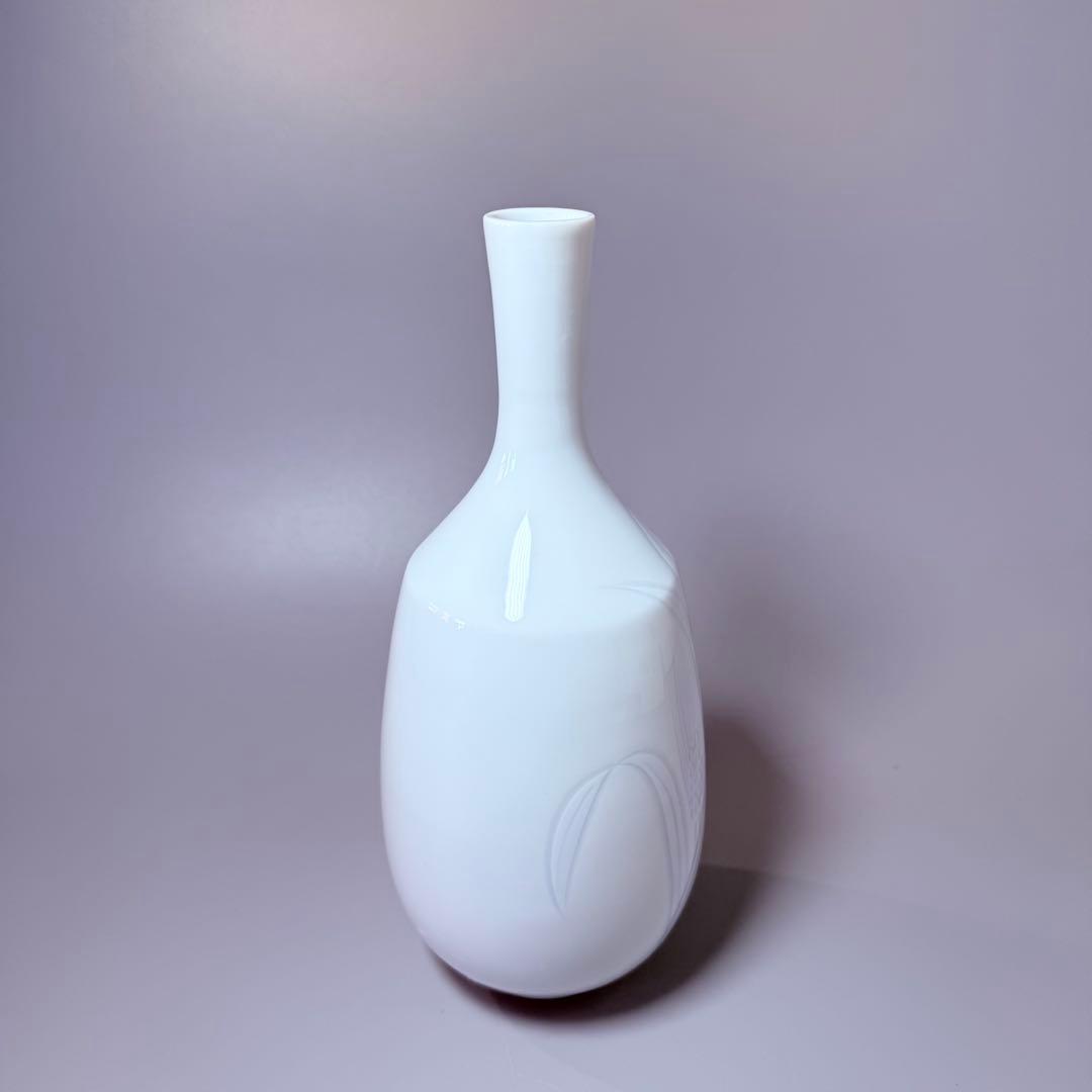 国重要無形文化財　井上萬二　作　白磁麦彫文様花瓶　究極の造形美　高さ26㎝