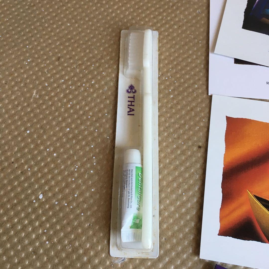 0674　タイ国際航空 絵葉書、ボールペン ほか 破産申請、運航継続中