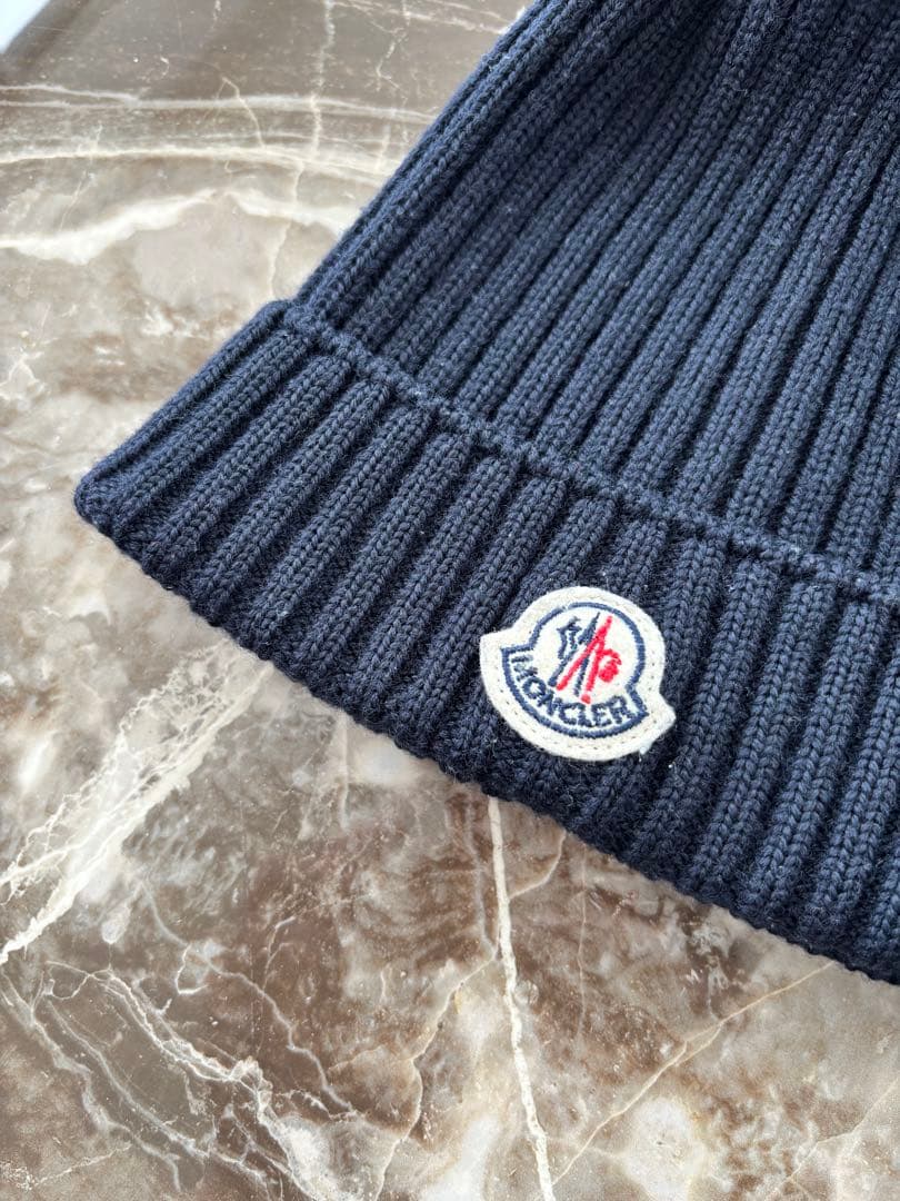 MONCLER ポンポン付きニット帽 黒
