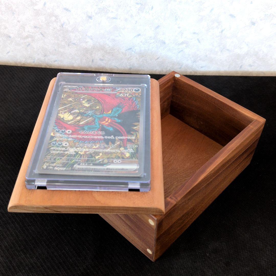 デッキケース　飾り棚　カードボックス マグネットローダーポケモンカード 小物入れ