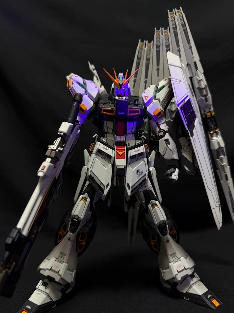 1/100 ニューガンダム 改修塗装済完成品 ガンプラ完成品 νGUNDAM