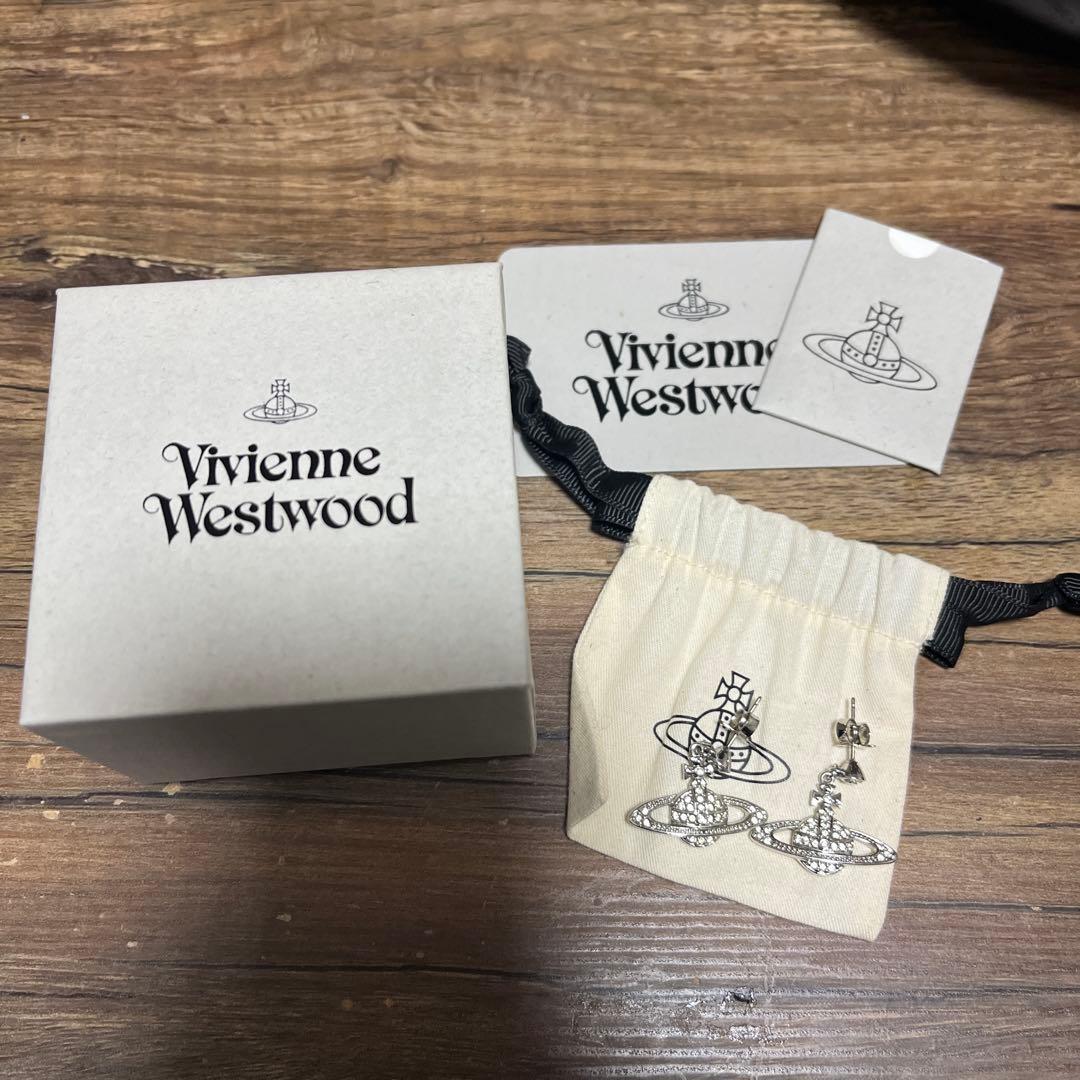 Vivienne Westwood ミニバスレリーフピアス