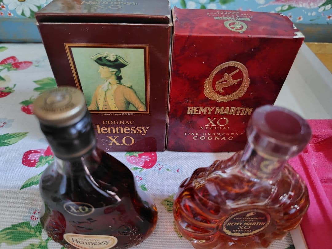 ヘネシー ミニボトル 2本　カミュ　ブック　紳士と淑女 天使の戯れ ブック