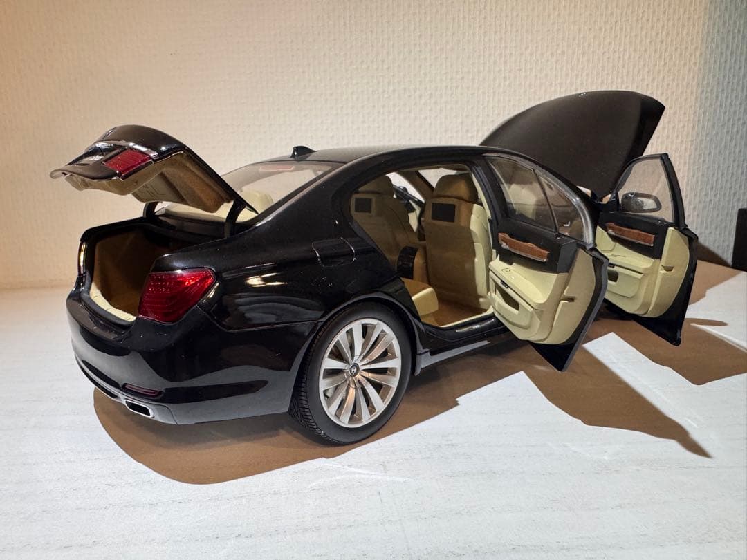 ミニカー KYOSHO BMW 750Li (F02) 1:18