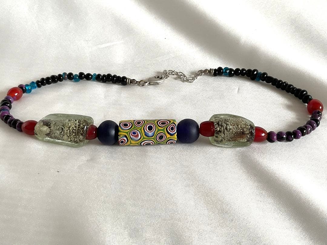エスニックジュエリー！「古代ガラスと赤メノウとジャワ手作りビーズ」ネックレス