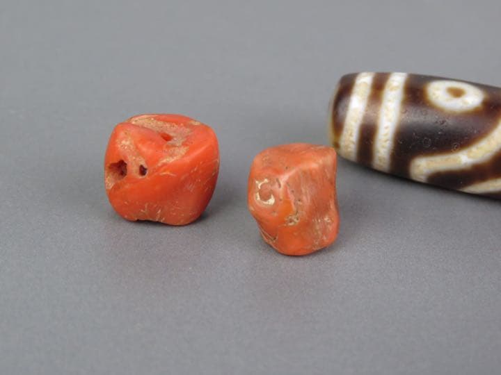 チべットの石製ビーズと珊瑚玉2個“勝さん専用“