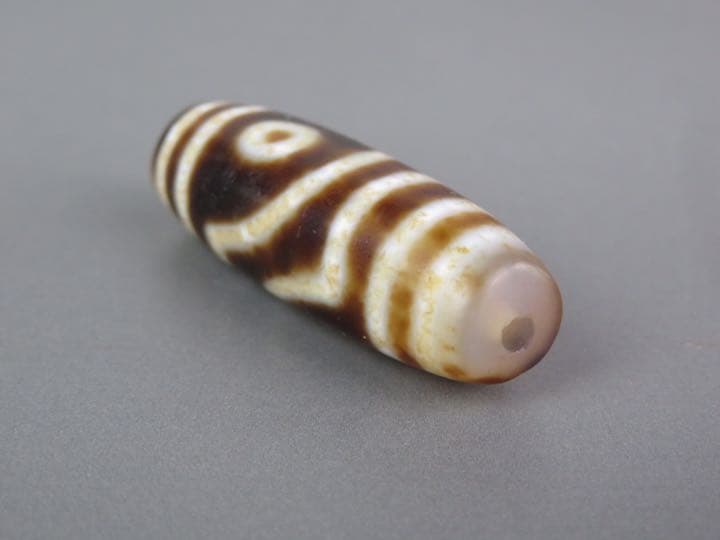 チべットの石製ビーズと珊瑚玉2個“勝さん専用“