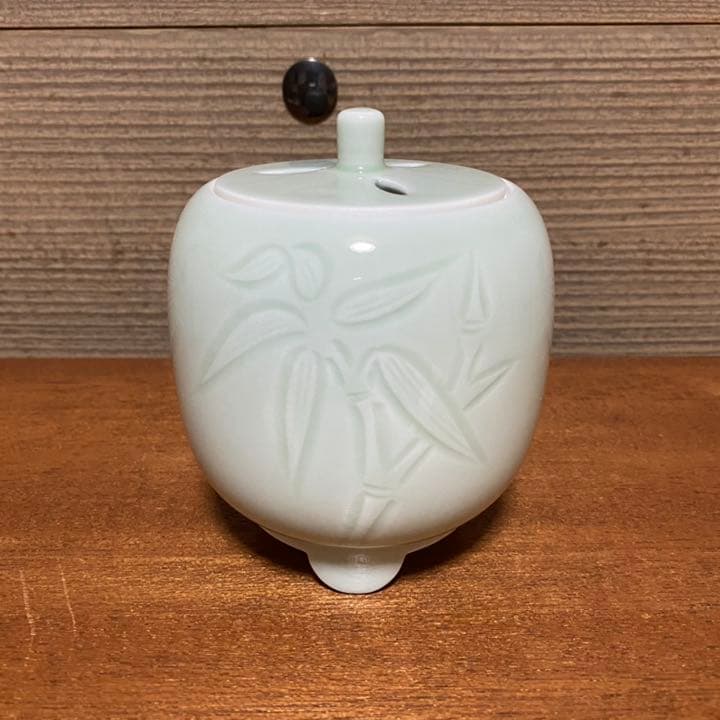 ★セール★井上萬二　人間国宝　青白磁彫文  香炉　笹