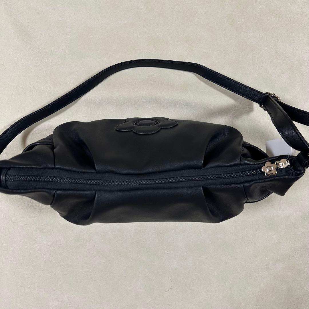 新品未使用 マリークワント デイジー ロゴ ショルダーバッグ 黒 大容量 人気